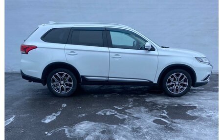 Mitsubishi Outlander III рестайлинг 3, 2017 год, 2 075 000 рублей, 4 фотография