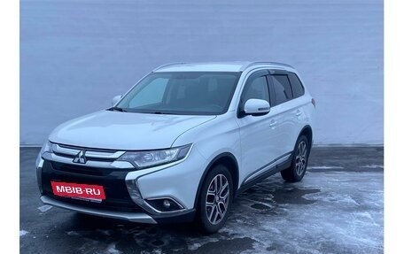 Mitsubishi Outlander III рестайлинг 3, 2017 год, 2 075 000 рублей, 3 фотография