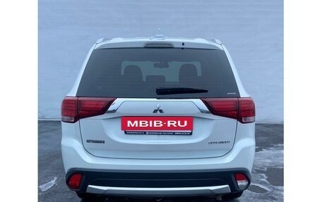 Mitsubishi Outlander III рестайлинг 3, 2017 год, 2 075 000 рублей, 6 фотография