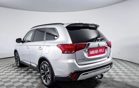 Mitsubishi Outlander III рестайлинг 3, 2021 год, 2 700 000 рублей, 7 фотография