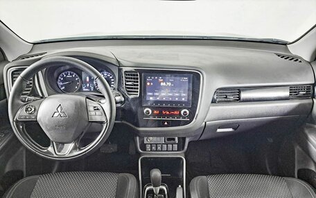 Mitsubishi Outlander III рестайлинг 3, 2021 год, 2 700 000 рублей, 13 фотография