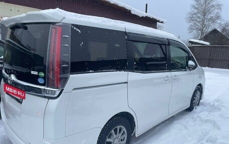 Toyota Noah III, 2017 год, 1 900 000 рублей, 4 фотография