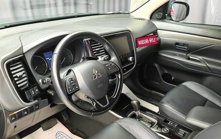 Mitsubishi Outlander III рестайлинг 3, 2020 год, 3 550 000 рублей, 8 фотография