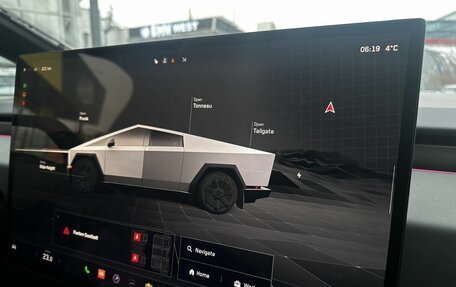 Tesla Cybertruck, 2024 год, 32 000 000 рублей, 13 фотография