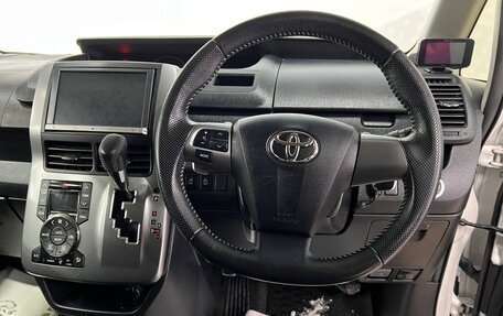 Toyota Voxy II, 2012 год, 1 789 000 рублей, 22 фотография