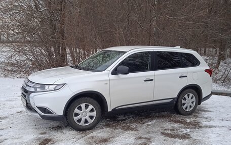 Mitsubishi Outlander III рестайлинг 3, 2017 год, 1 930 000 рублей, 2 фотография