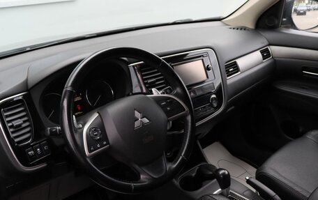 Mitsubishi Outlander III рестайлинг 3, 2014 год, 1 609 000 рублей, 15 фотография