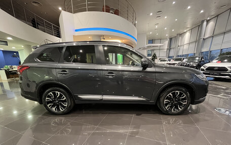 Mitsubishi Outlander III рестайлинг 3, 2022 год, 2 999 000 рублей, 8 фотография