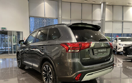 Mitsubishi Outlander III рестайлинг 3, 2022 год, 2 999 000 рублей, 11 фотография