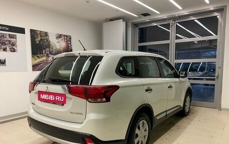 Mitsubishi Outlander III рестайлинг 3, 2016 год, 1 740 000 рублей, 4 фотография