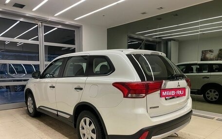 Mitsubishi Outlander III рестайлинг 3, 2016 год, 1 740 000 рублей, 6 фотография