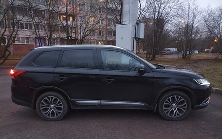 Mitsubishi Outlander III рестайлинг 3, 2016 год, 1 900 000 рублей, 3 фотография