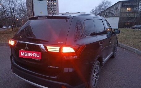 Mitsubishi Outlander III рестайлинг 3, 2016 год, 1 900 000 рублей, 13 фотография