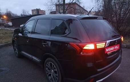 Mitsubishi Outlander III рестайлинг 3, 2016 год, 1 900 000 рублей, 14 фотография