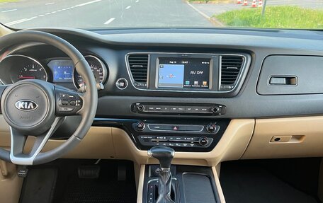 KIA Carnival III, 2017 год, 2 200 000 рублей, 4 фотография