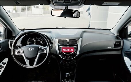 Hyundai Solaris II рестайлинг, 2012 год, 800 000 рублей, 13 фотография