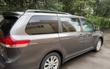 Toyota Sienna III, 2010 год, 2 050 000 рублей, 5 фотография