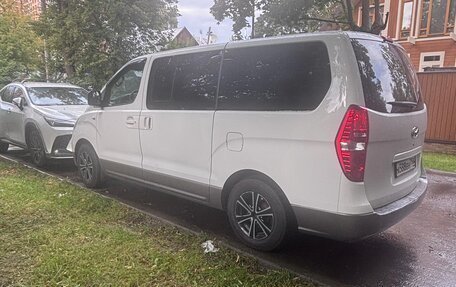 Hyundai H-1 II рестайлинг, 2015 год, 1 900 000 рублей, 3 фотография