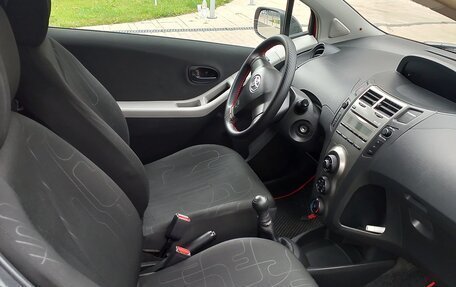 Toyota Yaris III рестайлинг, 2010 год, 500 000 рублей, 6 фотография