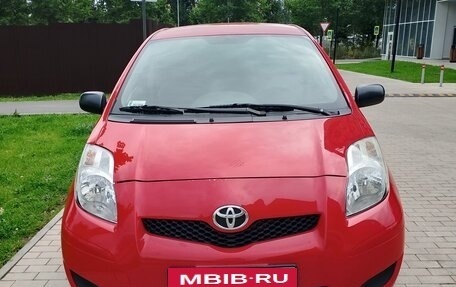 Toyota Yaris III рестайлинг, 2010 год, 500 000 рублей, 2 фотография