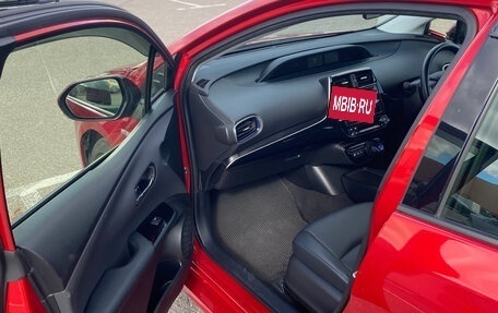 Toyota Prius IV XW50, 2019 год, 2 290 000 рублей, 12 фотография