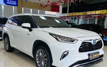 Toyota Highlander, 2021 год, 4 000 000 рублей, 3 фотография