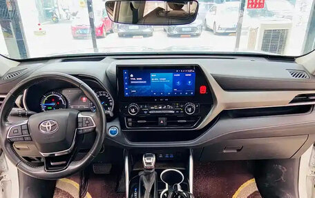 Toyota Highlander, 2021 год, 4 000 000 рублей, 9 фотография