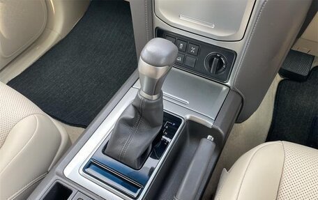 Toyota Land Cruiser Prado 150 рестайлинг 2, 2022 год, 3 810 000 рублей, 10 фотография
