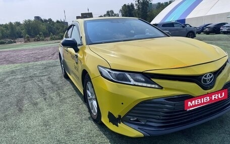 Toyota Camry, 2020 год, 1 800 000 рублей, 2 фотография