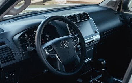 Toyota Land Cruiser Prado 150 рестайлинг 2, 2022 год, 5 300 000 рублей, 4 фотография