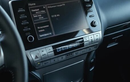 Toyota Land Cruiser Prado 150 рестайлинг 2, 2022 год, 5 300 000 рублей, 5 фотография