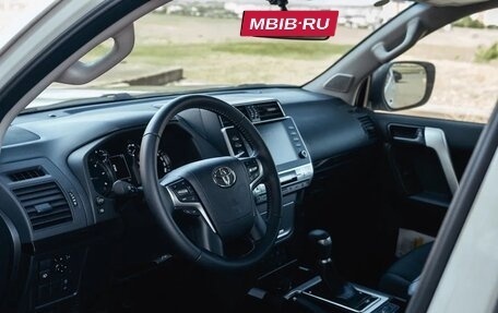 Toyota Land Cruiser Prado 150 рестайлинг 2, 2022 год, 5 300 000 рублей, 6 фотография