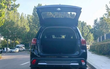 Mitsubishi Outlander III рестайлинг 3, 2021 год, 1 800 000 рублей, 6 фотография