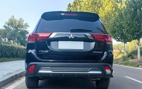 Mitsubishi Outlander III рестайлинг 3, 2021 год, 1 800 000 рублей, 7 фотография