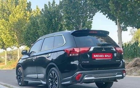 Mitsubishi Outlander III рестайлинг 3, 2021 год, 1 800 000 рублей, 8 фотография