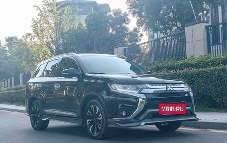 Mitsubishi Outlander III рестайлинг 3, 2021 год, 1 800 000 рублей, 3 фотография