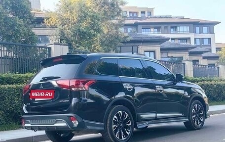 Mitsubishi Outlander III рестайлинг 3, 2021 год, 1 800 000 рублей, 5 фотография
