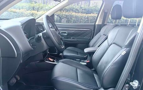 Mitsubishi Outlander III рестайлинг 3, 2021 год, 1 800 000 рублей, 10 фотография