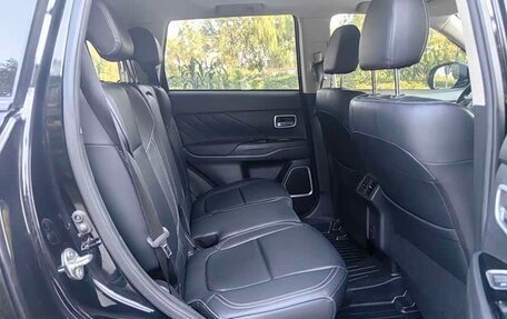 Mitsubishi Outlander III рестайлинг 3, 2021 год, 1 800 000 рублей, 14 фотография