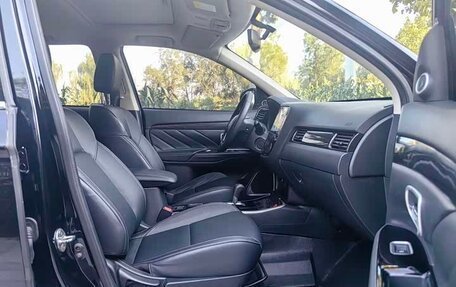 Mitsubishi Outlander III рестайлинг 3, 2021 год, 1 800 000 рублей, 13 фотография