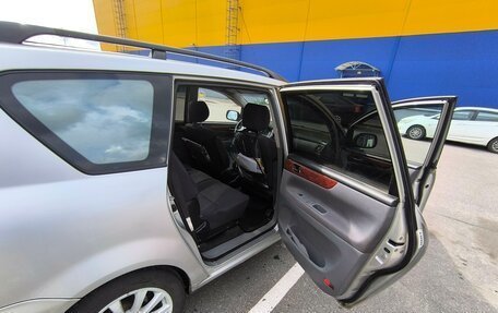 Toyota Avensis Verso I рестайлинг, 2003 год, 995 000 рублей, 10 фотография