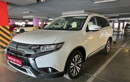 Mitsubishi Outlander III рестайлинг 3, 2021 год, 2 500 000 рублей, 1 фотография