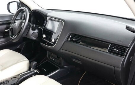 Mitsubishi Outlander III рестайлинг 3, 2021 год, 2 500 000 рублей, 5 фотография