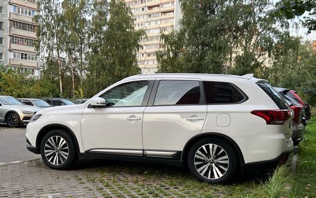 Mitsubishi Outlander III рестайлинг 3, 2021 год, 2 500 000 рублей, 3 фотография