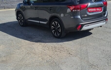Mitsubishi Outlander III рестайлинг 3, 2022 год, 2 700 000 рублей, 5 фотография