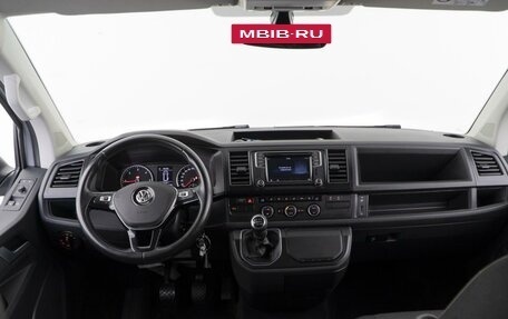 Volkswagen Multivan T6 рестайлинг, 2016 год, 3 462 580 рублей, 6 фотография