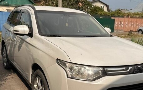 Mitsubishi Outlander III рестайлинг 3, 2013 год, 1 350 000 рублей, 3 фотография