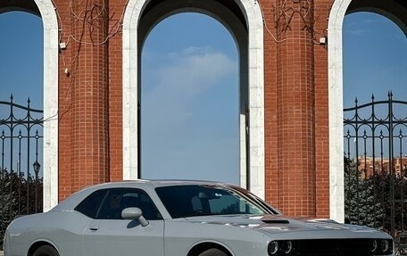 Dodge Challenger III рестайлинг 2, 2020 год, 3 940 000 рублей, 3 фотография