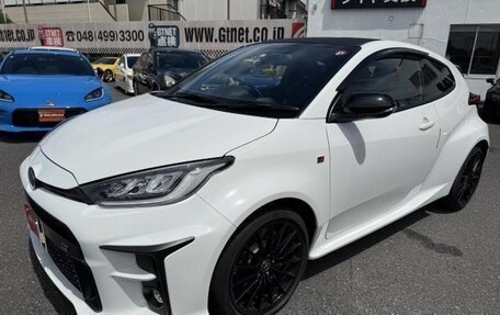 Toyota Yaris, 2022 год, 2 550 000 рублей, 1 фотография