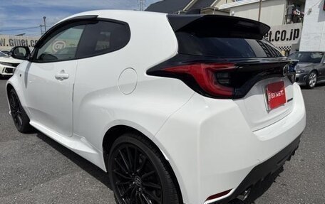 Toyota Yaris, 2022 год, 2 550 000 рублей, 5 фотография